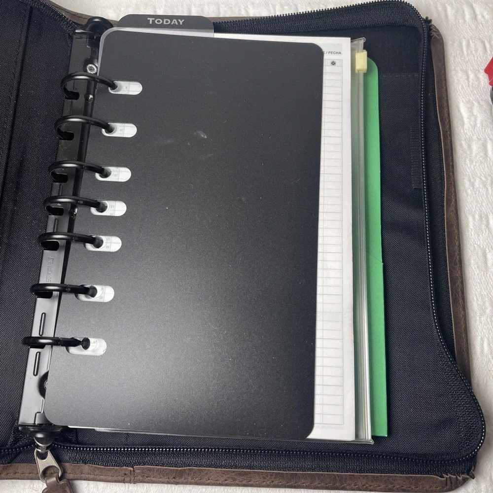 Day Timer Brown Zippered 7-Ring Planner Organizer  Approx. 8